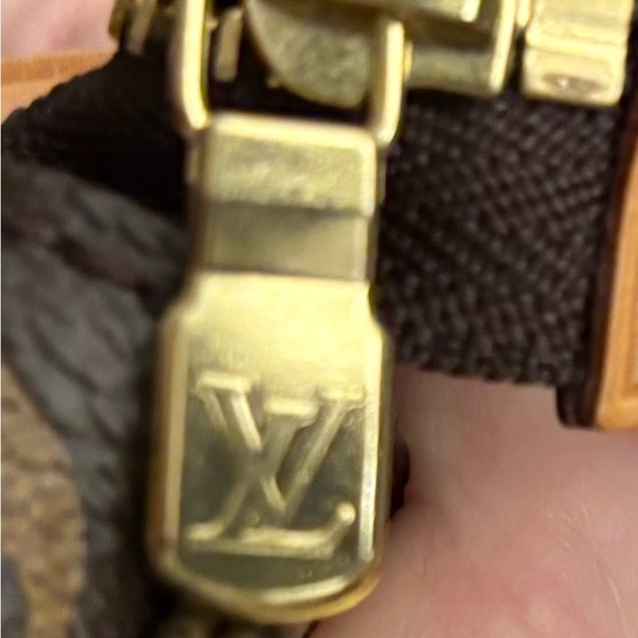 Brand new LV pochette monogram purse - Picture 7 of 10